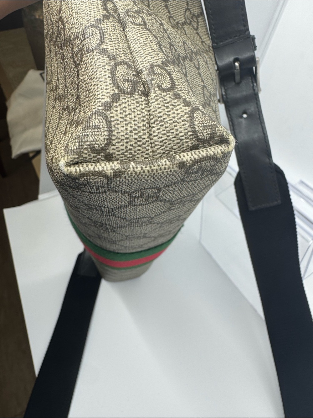 Gucci Beige GG Supreme Canvas Messenger with Green and Red Web Stripe - Picture 4 of 11